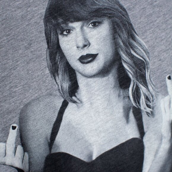 Retro Music Taylor Swift Double Middle Finger Salute Graphic T-Shirt USA MADE - Picture 2 of 3